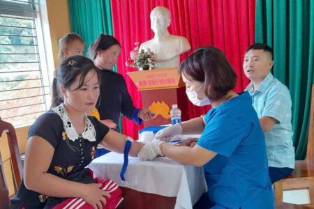 Khám sàng lọc, lấy máu xét nghiệm chẩn đoán bệnh giang mai