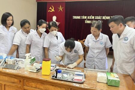 Tập huấn xét nghiệm chẩn đoán ký sinh trùng sốt rét bằng kính hiển vi