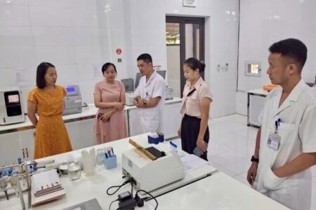 Đoàn giám sát Viện Vệ sinh dịch tễ Trung ương hỗ trợ kỹ thuật xét nghiệm HIV