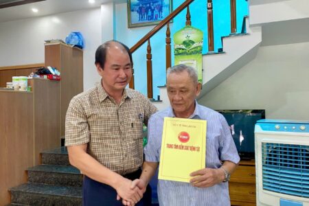 Trung tâm Kiểm soát bệnh tật tỉnh Lào Cai thăm hỏi, tặng quà 12 gia đình thương binh, bệnh binh, liệt sĩ