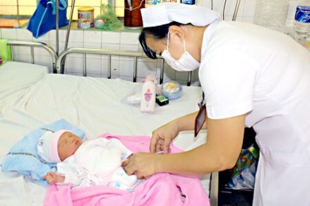 Tỷ lệ tiêm vaccine viêm gan B trong 24 giờ sau sinh cho trẻ ở Lào Cai  đạt 96,8%